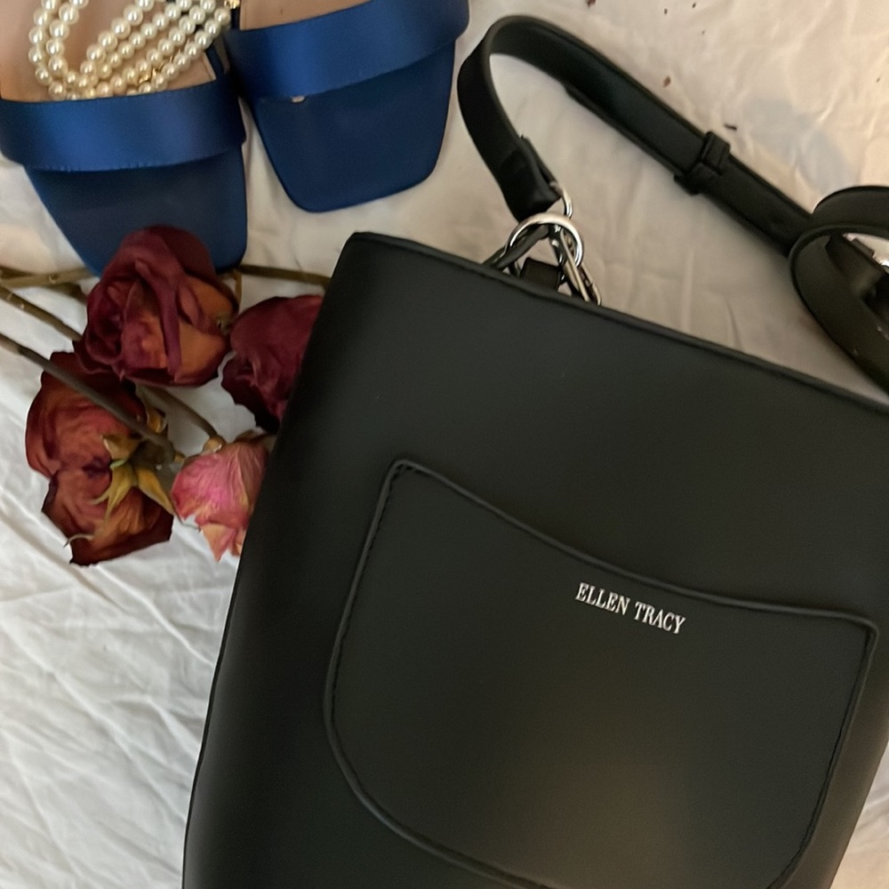 🦋🖤Ellen Tracy Quilted Top Handle Crossbody🖤🦋